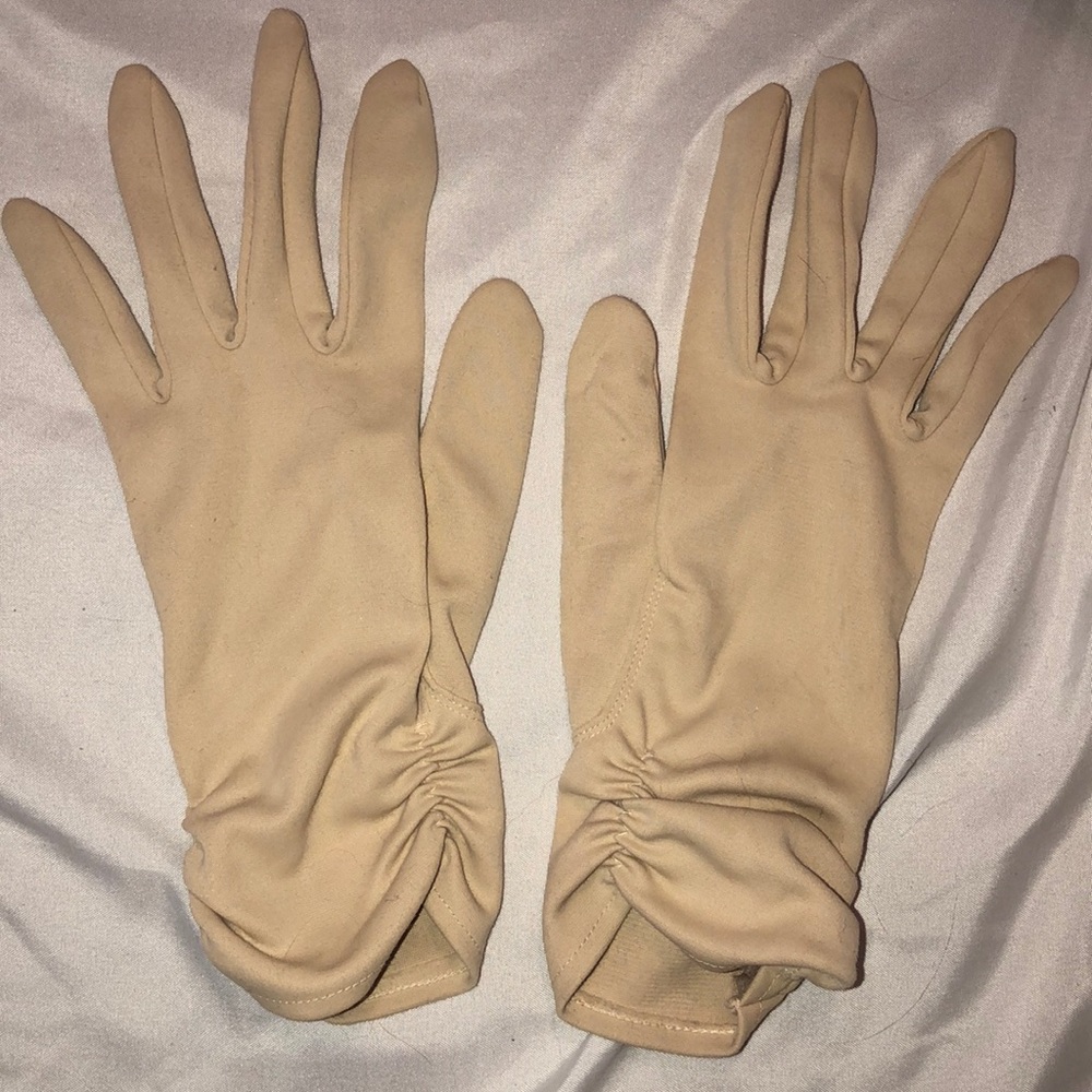 Vintage cream driving gloves